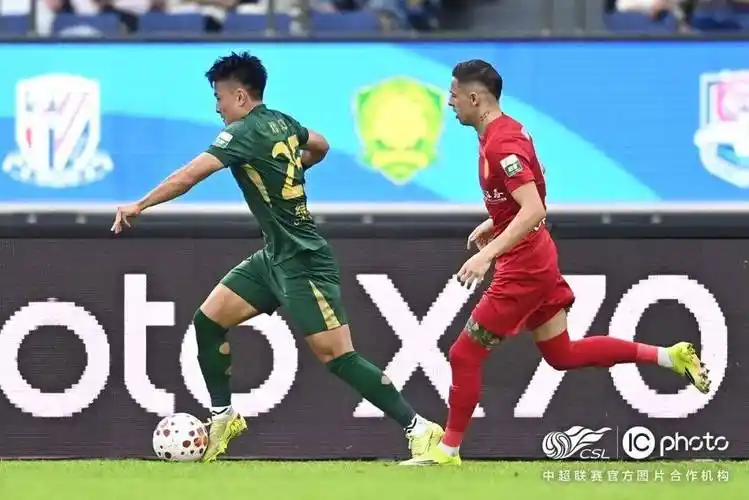 欧冠对决：巴塞罗那 VS 沙尔克04